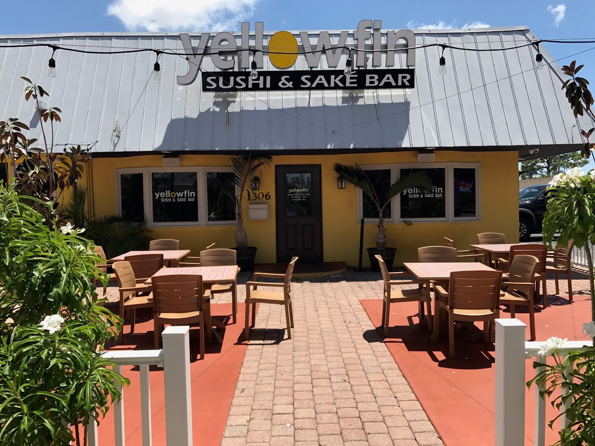 Yellowfin Sushi and Saké Bar exterior and patio in Cape Coral
